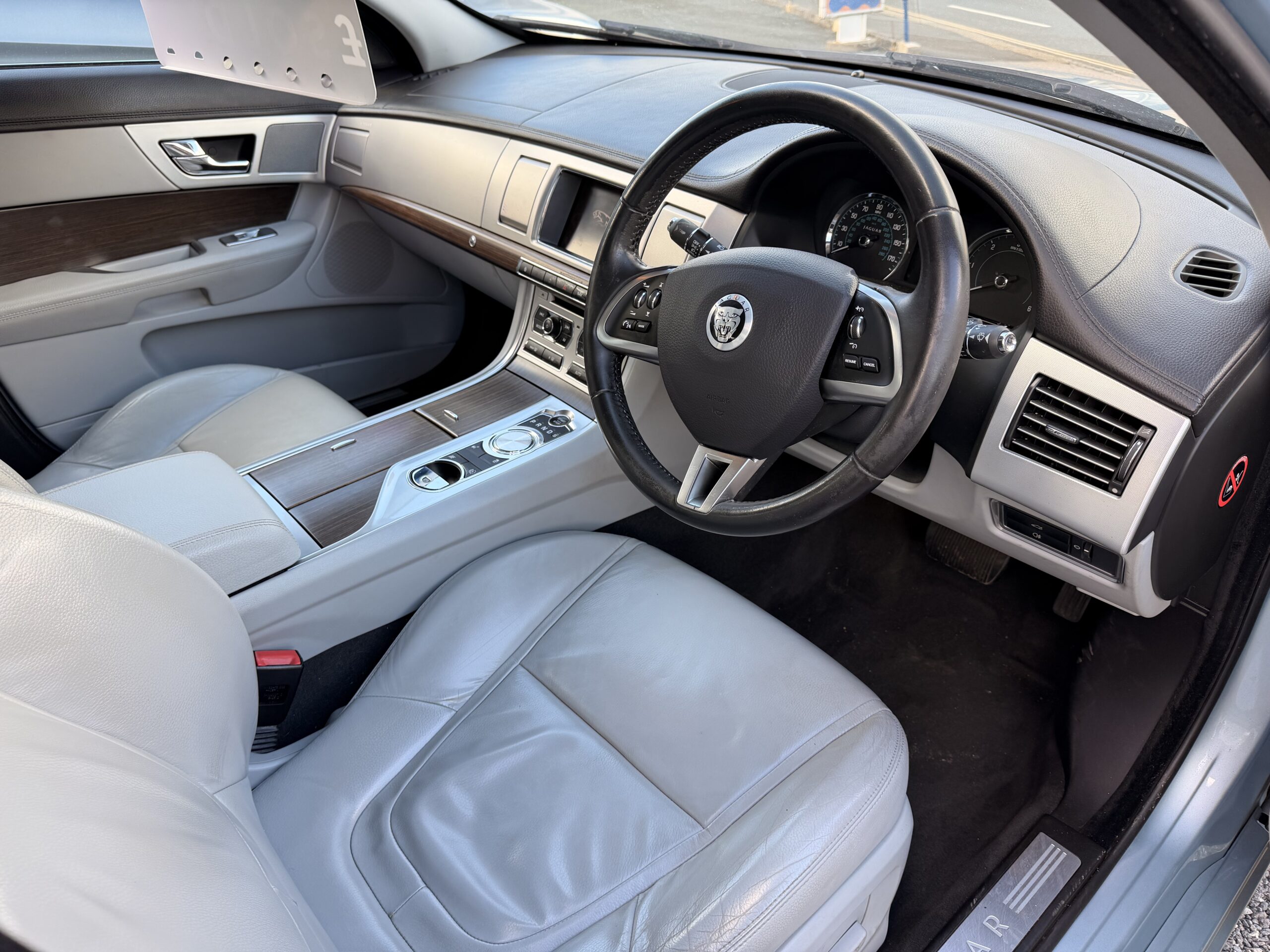 
								JAGUAR XF 3.0d V6 Luxury 4dr Auto full									